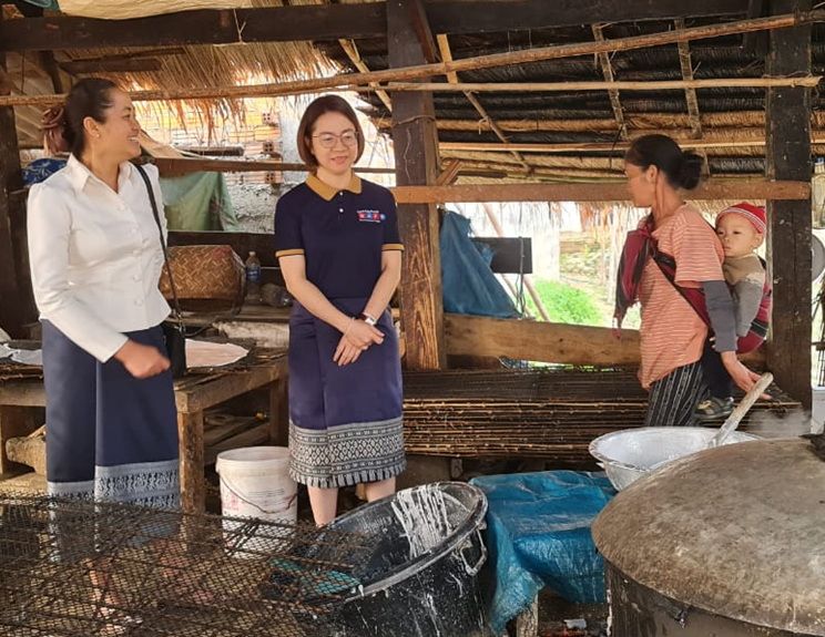 La líder adjunta del equipo BAF II, Sra. May, visita una empresa doméstica tradicional de fideos de arroz en la provincia de Xieng Khouang