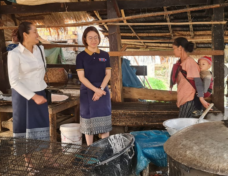 Mme May, chef d'équipe adjointe du BAF II, visite une entreprise familiale traditionnelle de nouilles de riz dans la province de Xieng Khouang