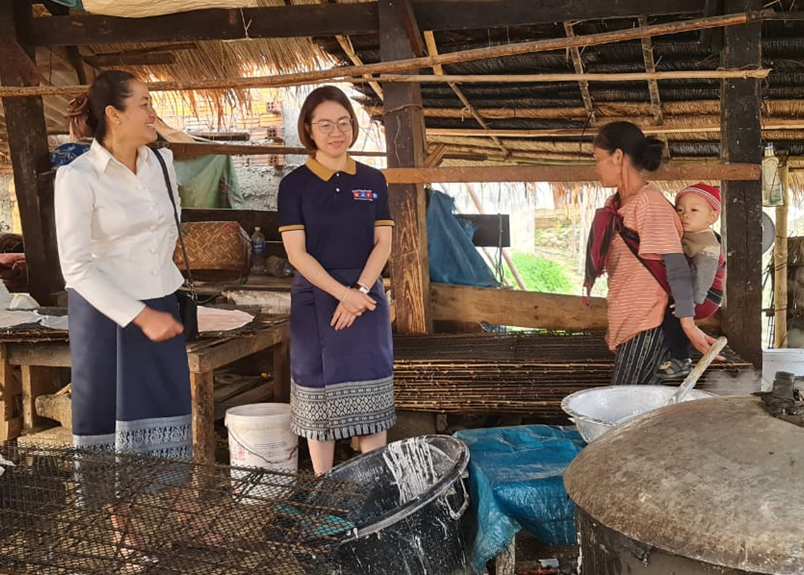 BAF II plaatsvervangend teamleider mevrouw May bezoekt een traditioneel huishoudbedrijf met rijstnoedels in de provincie Xieng Khouang