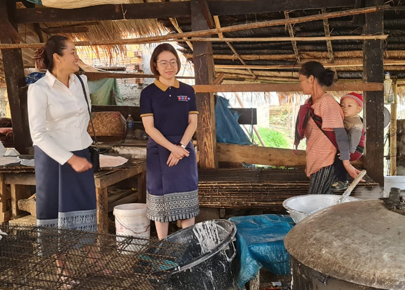 La líder adjunta del equipo BAF II, Sra. May, visita una empresa doméstica tradicional de fideos de arroz en la provincia de Xieng Khouang